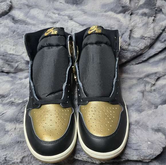 NWB Nike Air Jordans 1 Retro High OG Black/Metallic Gold‎ Size 11.5 - Picture 3 of 10